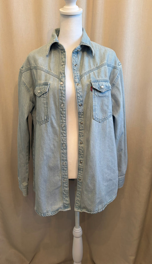 Levi’s Light Wash Denim Shirt | Size XS (Oversized)